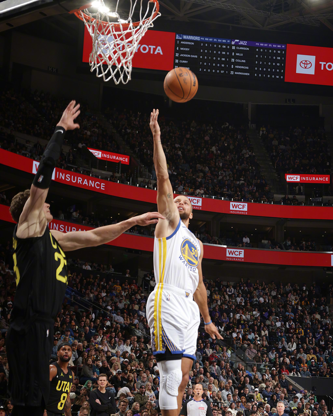 鹈鹕险胜马刺，库里高光表现