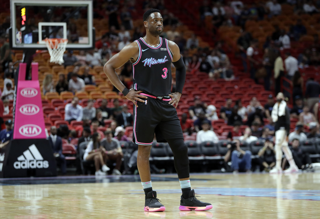 爱游戏体育-热火球员韦德表现神勇，率队赢得关键胜利