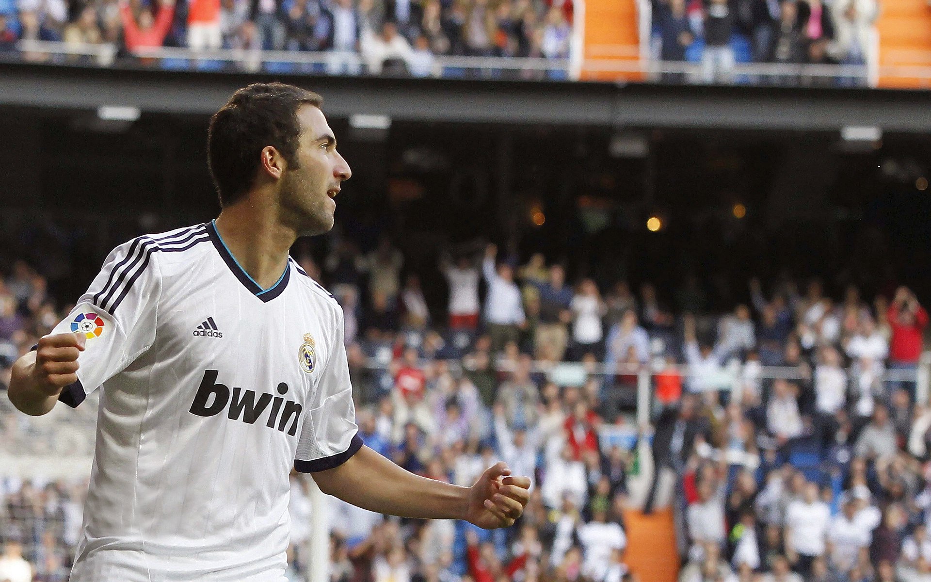 终场哨与纪念碑，一场惊险胜利与一段永恒传奇