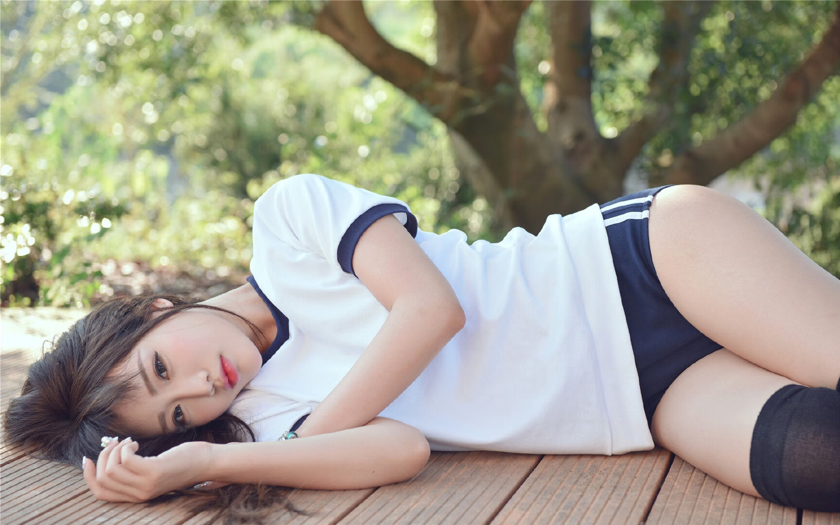 爱游戏tv-德甲争冠战之夜，当篮球巨星浓眉跨界成为足球胜负手