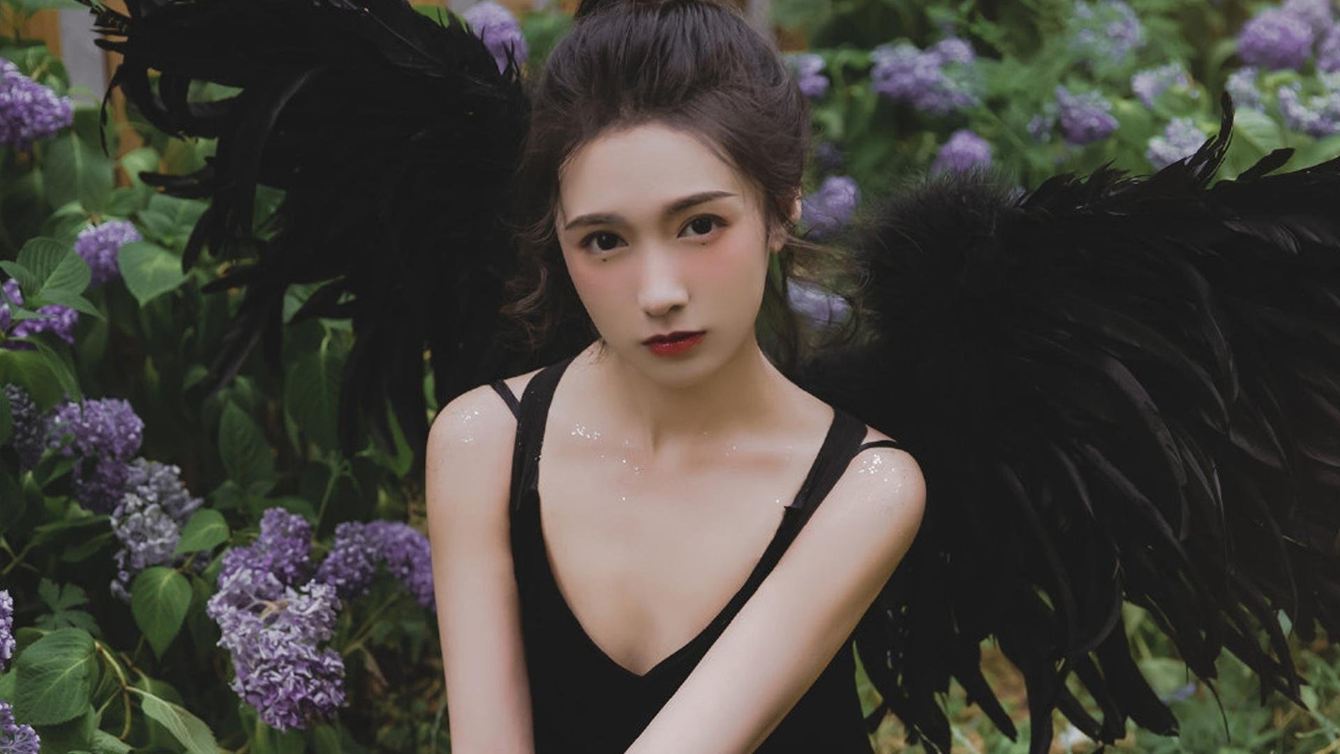 绿茵场的两面,当国歌在别处回响—墨西哥黄昏与佩德里的清晨